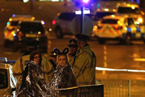 ANDREW YATES / REUTERS Des spectateurs ont été évacués après l’explosion à la Manchester Arena, dans la nuit de lundi à mardi.