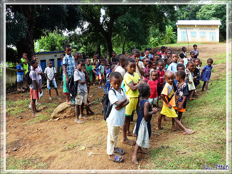 Les enfants scolarisés d'Andimakabo en attente de leur bulletin scolaire du deuxième trimestre - Nosy Be - Madagascar