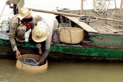 Blog de images-du-pays-des-ours :Images du Pays des Ours (et d'ailleurs ...), Vente de crevettes sur le lac Tonle Sap - Cambodge