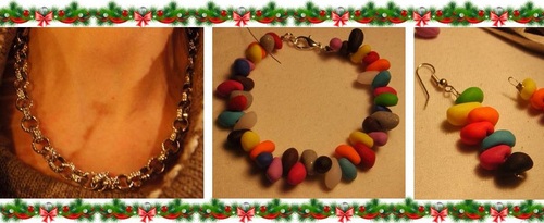 collier argenté, bracelet et boucles d'oreilles colorées
