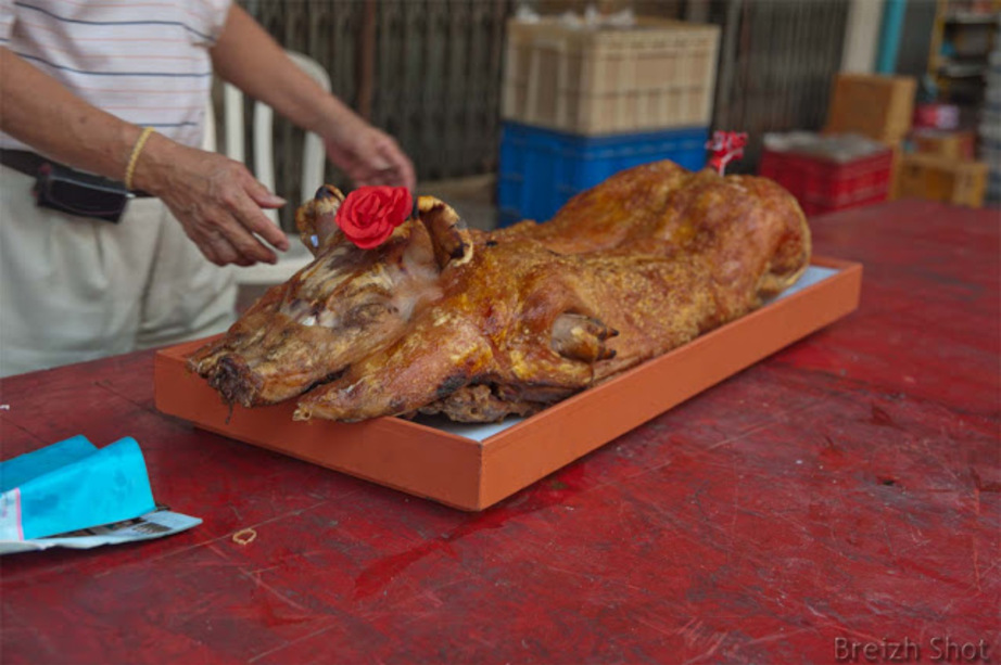 Une fête chinoise près du Chao Phraya à Bangkok  :  Le cochon grillé est décoré