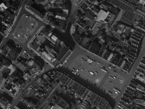 Arras - Centre-ville en 1961, fin de braderie le 30 août sur la Place des Héros et la Place de la Vacquerie (remonterletemps.ign.fr)