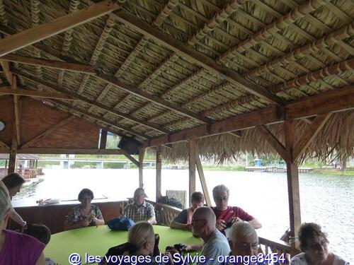 ANTILLES - La Romana (République dominicaine) bateau sur le fleuve chavon