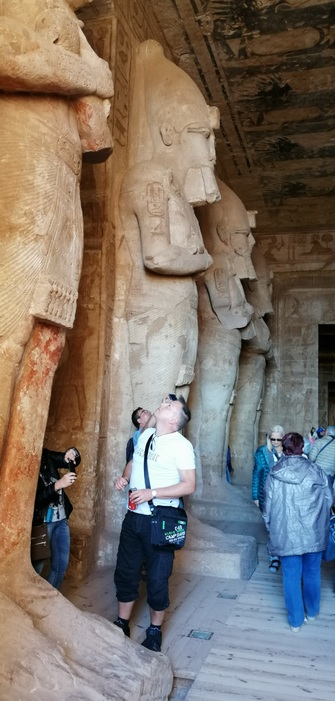 Colosses sculptés à même le roc dans le temple de Ramses II