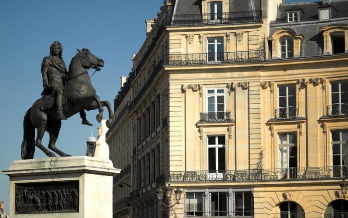 LES PLACES ROYALES DE PARIS