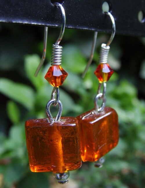 Boucles d'oreilles en verre orange de forme carrée 