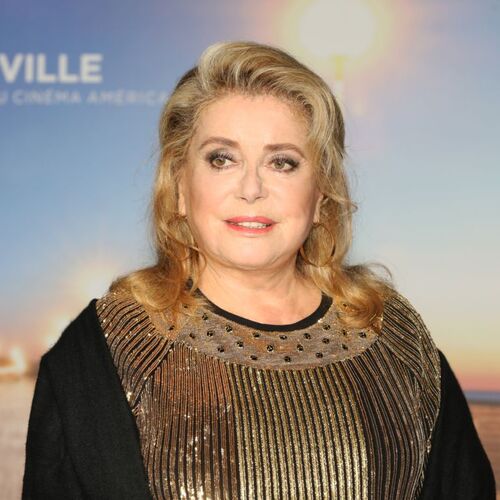 Catherine Deneuve « va de mieux en mieux » : elle se remet de son AVC