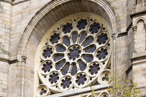 https://upload.wikimedia.org/wikipedia/commons/thumb/4/4f/Rosace_du_croisillon_ouest_de_l%27%C3%A9glise_Saint-Aubin_en_Notre-Dame-de-Bonne-Nouvelle%2C_Rennes%2C_France.jpg/1280px-Rosace_du_croisillon_ouest_de_l%27%C3%A9glise_Saint-Aubin_en_Notre-Dame-de-Bonne-Nouvelle%2C_Rennes%2C_France.jpg