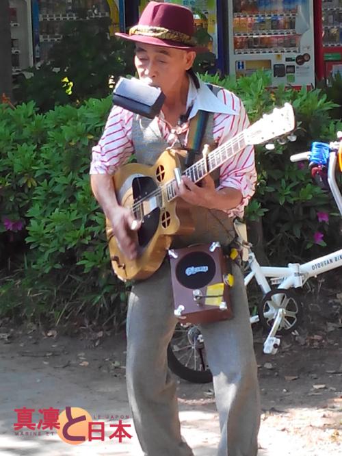 Papy musicien multifonction !