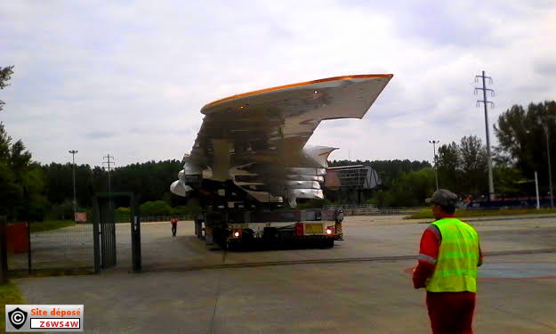 Airbus 380 ,vu sur la deuxième aile,de plus près (a suivre dans les mois qui suivent) calendrier de dèpart de Langon