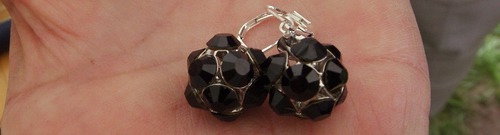 boucles d'oreilles en strass noirs