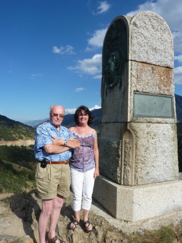Lac des Bouillouses Guy et moi devant le monument à Giscla