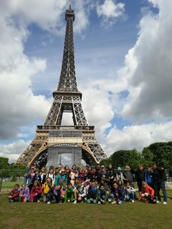 Promenade et pique-nique aux pieds de la Tour Eiffel