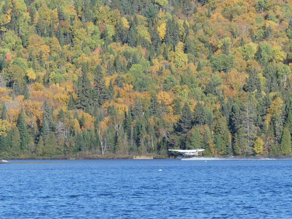 Baptême de l'air en hydravion au dessus de la Mauricie au Canada (1/2)...