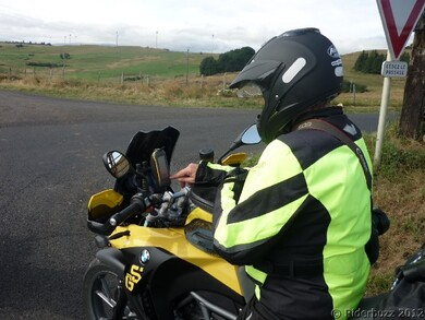 LE CEZALLIER A MOTO : LA ROUTE DES BURONS . 