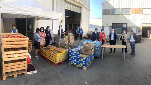 Les élus de la Ville, du Département et de la Région sont venus saluer, ce mardi 19 mai, « le travail des acteurs de la solidarité » au Secours populaire. La distribution des repas, toujours assurée à l’extérieur, en « drive », concerne plus de 80 familles par jour.