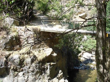 Le pont pour passer en rive gauche (vu de l'amont, rive droite)