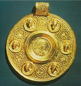 Fragment de ceinture avec en médaillon une monnaie de Cons