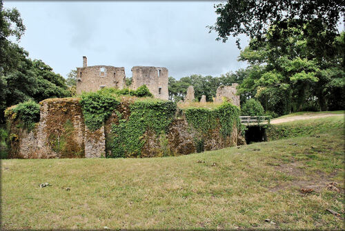 Photo de la barbacane du château médiéval de Ranrouët