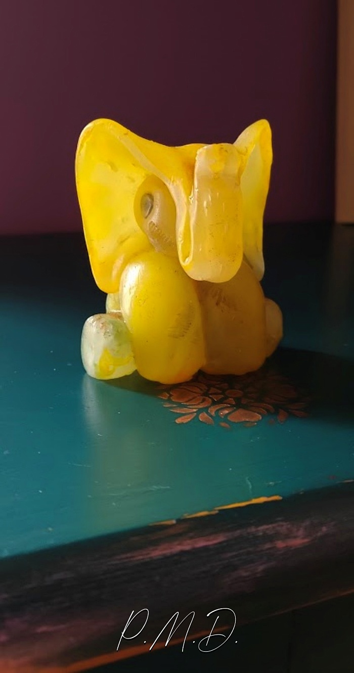 02/2024 - Éléphant dans cire à sculpter miel
