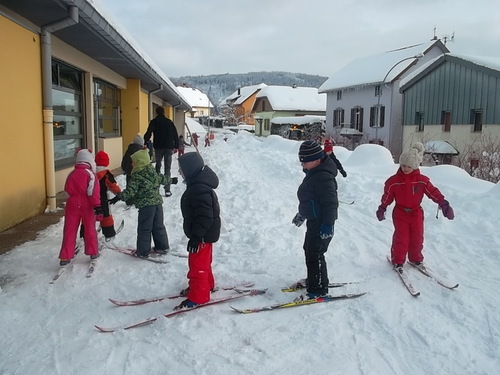 Séance de ski avec les deux classes moyens/Grands