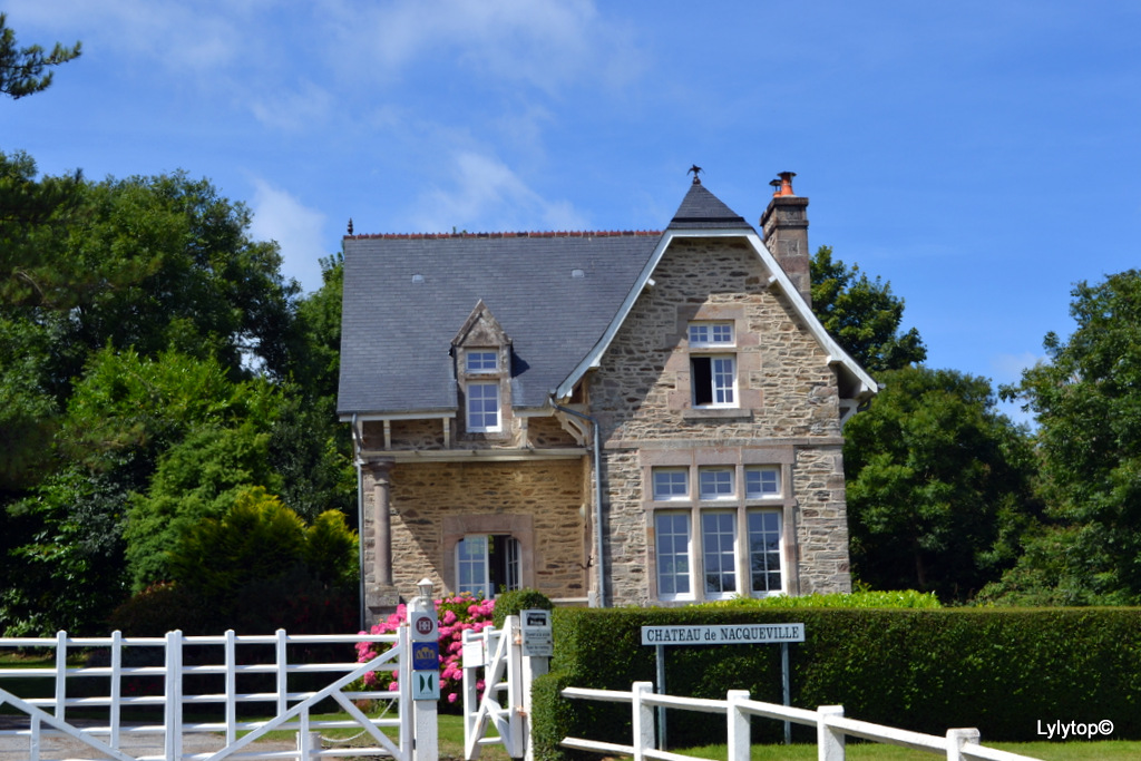 Le parc du château de Nacqueville en compagnie des petits enfants.