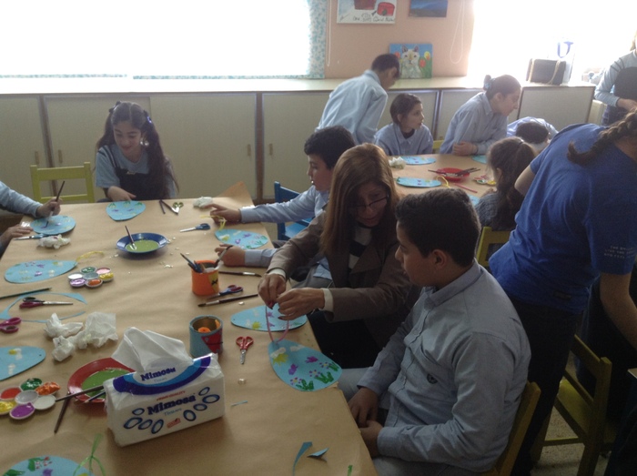 Des élèves d'EB3 partagent une activité créative avec des enfants autistes.