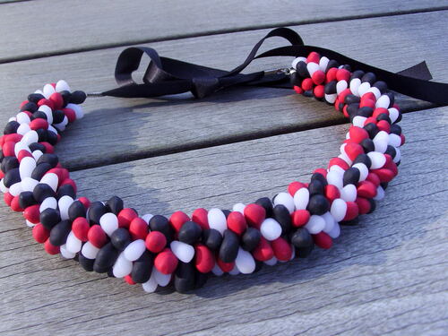 Collier en pâte fimo de couleur rouge, noire et blanche 