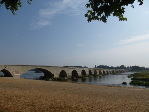 LES BORDS DE LOIRE A BEAUGENCY ET LE PONT .