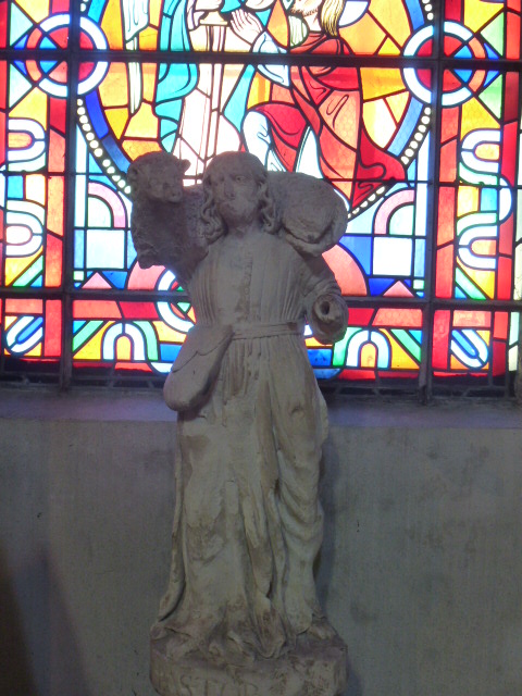 INTERIEUR DE NOTRE-DAME de BEAUGENCY, Vitraux, Chapiteaux, Statuaire ....