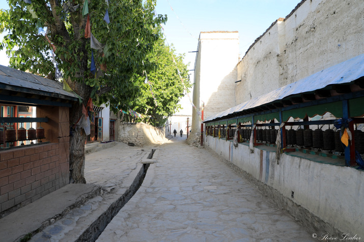 La ville de Lo-Manthang autour du centre historique fortifié