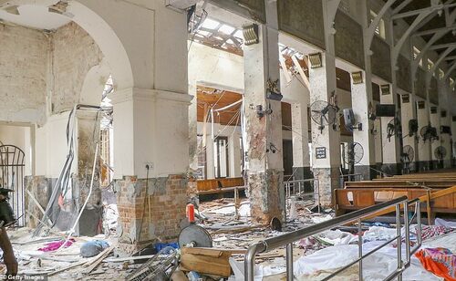 Sur la photo: une vue de l'intérieur du sanctuaire Saint-Antoine après l'explosion qui a frappé l'église Saint-Antoine de Colombo ce matin