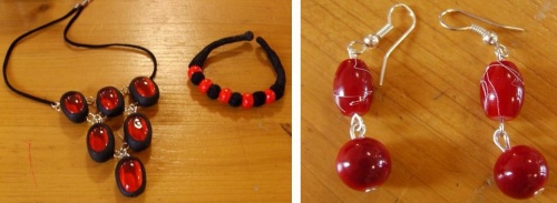 collier rouge - boucles d'oreilles rouges