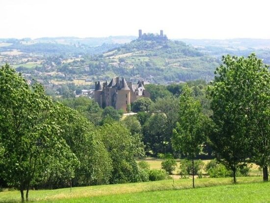 Le château de Montal en premier plan et le château de saint Laurent les Tours, en arrière plan