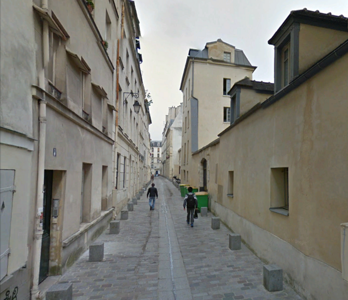 Une plaque à la mémoire  du “porteur de valises” Henri Curiel  sur le lieu du crime à Paris