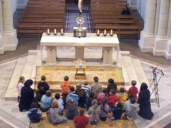 Comment participer à l'adoration eucharistique proposée par le pape ?