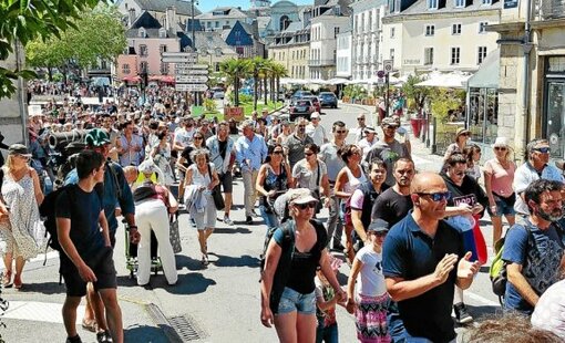 À Vannes, 3 000 manifestants et des tensions contre le pass sanitaire [En images]