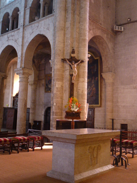 INTERIEUR DE NOTRE-DAME de BEAUGENCY, Vitraux, Chapiteaux, Statuaire ....