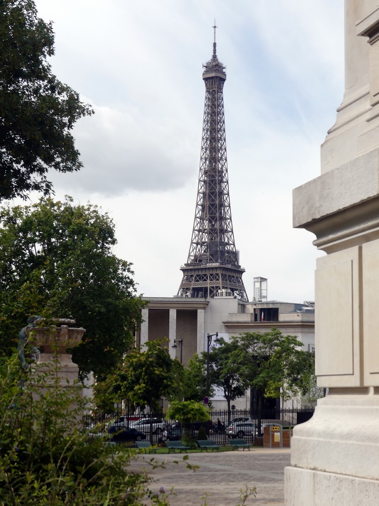 Tour Eiffel au lointain