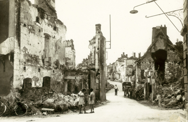 Ruines calcinées du village de Mouleydier (Dordogne), incendié par les Allemands le 21 juin 1944.