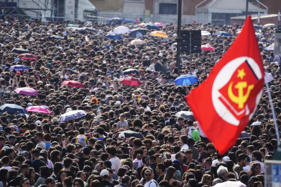 Rassemblement place Saint-Jean-du-Latran à l’occasion d'un concert gratuit organisé par les principaux syndicats italiens à l'occasion du 1er-Mai, à Rome, dimanche 1er mai 2022.