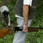 Il part à la chasse et se tire une balle dans le pied par accident