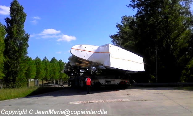 Airbus 380 a Langon,chargement d'une aile de l'avion sur une plate forme afin de l'accrocher au camion prêt a partir pour Toulouse