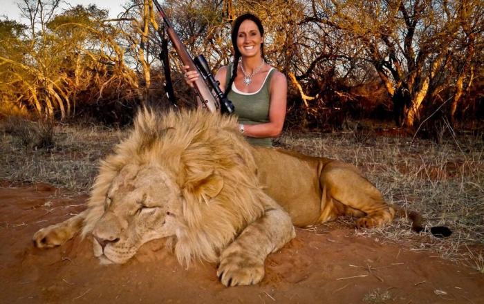 USA : Une chasseuse de lion dans la ligne de mire des internautes