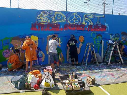 stage graff avec 8 jeunes du conseil Municipal enfant de Maraussan (34) Réalisation d'une oeuvre collective sur le mur du city stade. juillet 2018