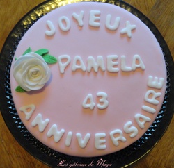 Gâteau d'anniversaire, décors en pâte à sucre