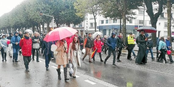 Une petite centaine d’anti-passe sanitaire ont manifesté dans les rues de Lorient, sous la pluie et les bourrasques de vent.