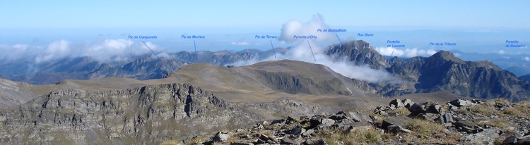 Vers le Nord , la chaîne qui conduit à la Porteille d'Orlu (là où passent les nuages)