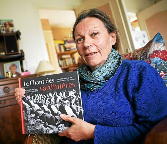 Marie-Aline Lagadic présente « Le Chant des sardinières », un livre évènement qui rend hommage aux femmes ouvrières dans les conserveries du Pays bigouden et de Douarnenez.