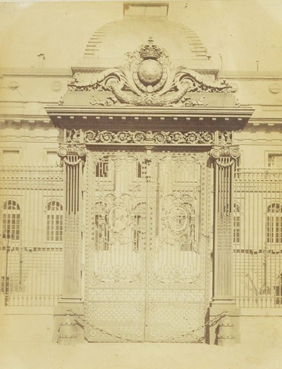 Les grilles du Palais de Justice de Paris, boulevard du Palais (Tirage sur papier albuminé. Photographie non signée, datée 1890)